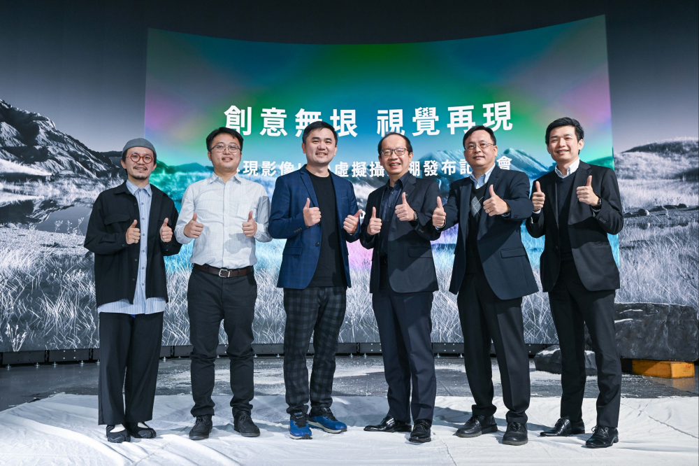 友達光電與再現影像攜手，於中影製片廠建置全台首座提供嶄新一站式整合服務的LED虛擬製作攝影棚（圖左至右：再現影像視覺總監郭憲聰、再現影像營運總監黃棨雋、再現影像藝術總監與導演紀柏舟、友達光電技術長廖唯倫、友達光電系統設計製造服務事業總部副總經理曾天龍、友達光電系統產品事業資深處長蘇聖倫）