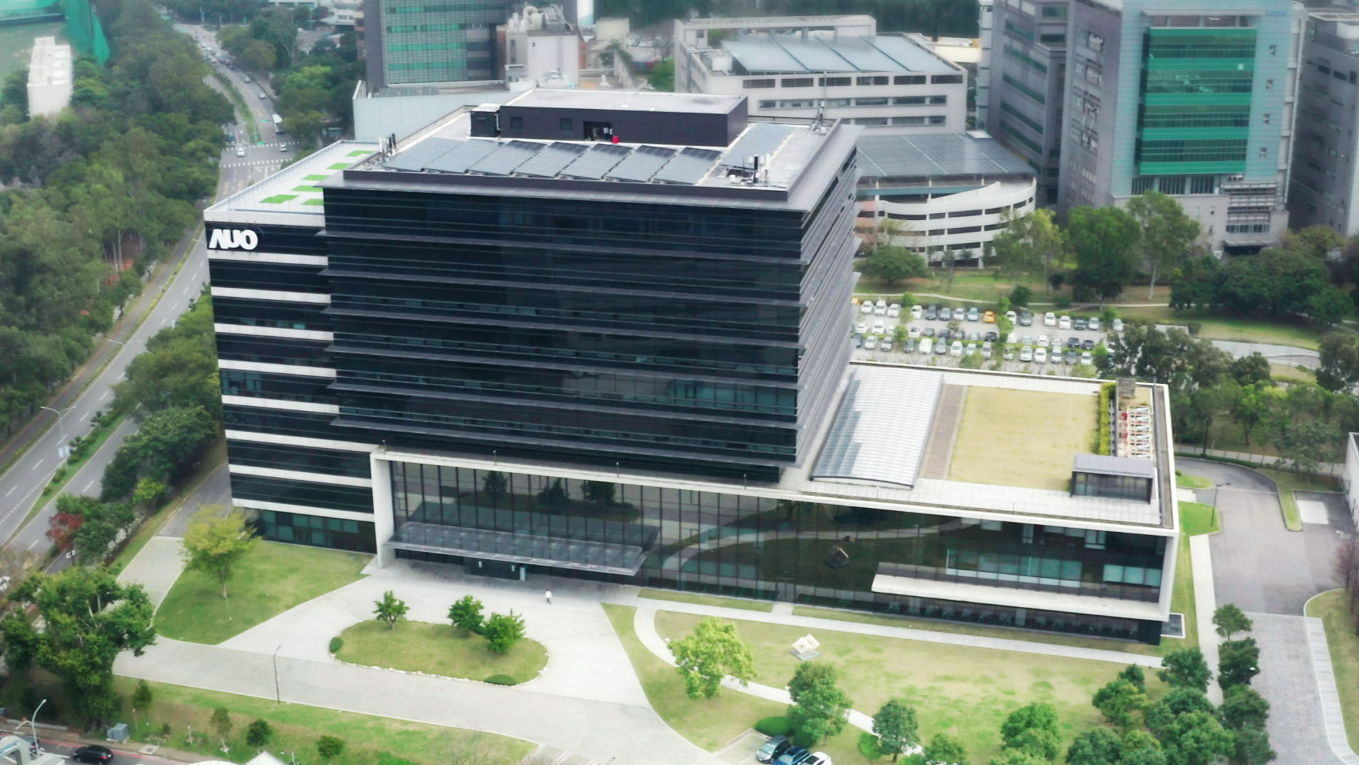 球盟会光电积极实践永续作为，以”球盟会全球研发中心（Global Research Center，GRC）”总部大楼，通过ISO 14068-1:2023碳中和管理标准查证，并承诺于2030年实现台湾所有办公据点均朝此目标迈进