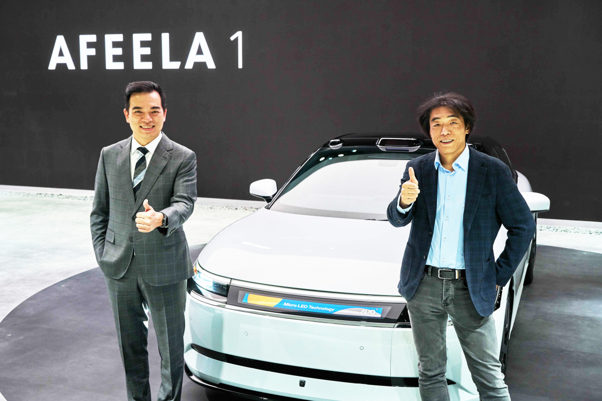 球盟会与Sony Honda Mobility携手合作，率先全球展示搭载于AFEELA电动车上，首款应用在车身外部的Micro LED 车头显示解决方案 (Micro LED Media Bar Solutions)。球盟会光电执行长暨总经理柯富仁(左)与Sony Honda Mobility代表取缔役社长兼营运长川西泉(lzumi Kawanishi)(右)在CES 现场展现双方坚定持续创新的承诺，实现更加人性化与智慧的驾乘体验。