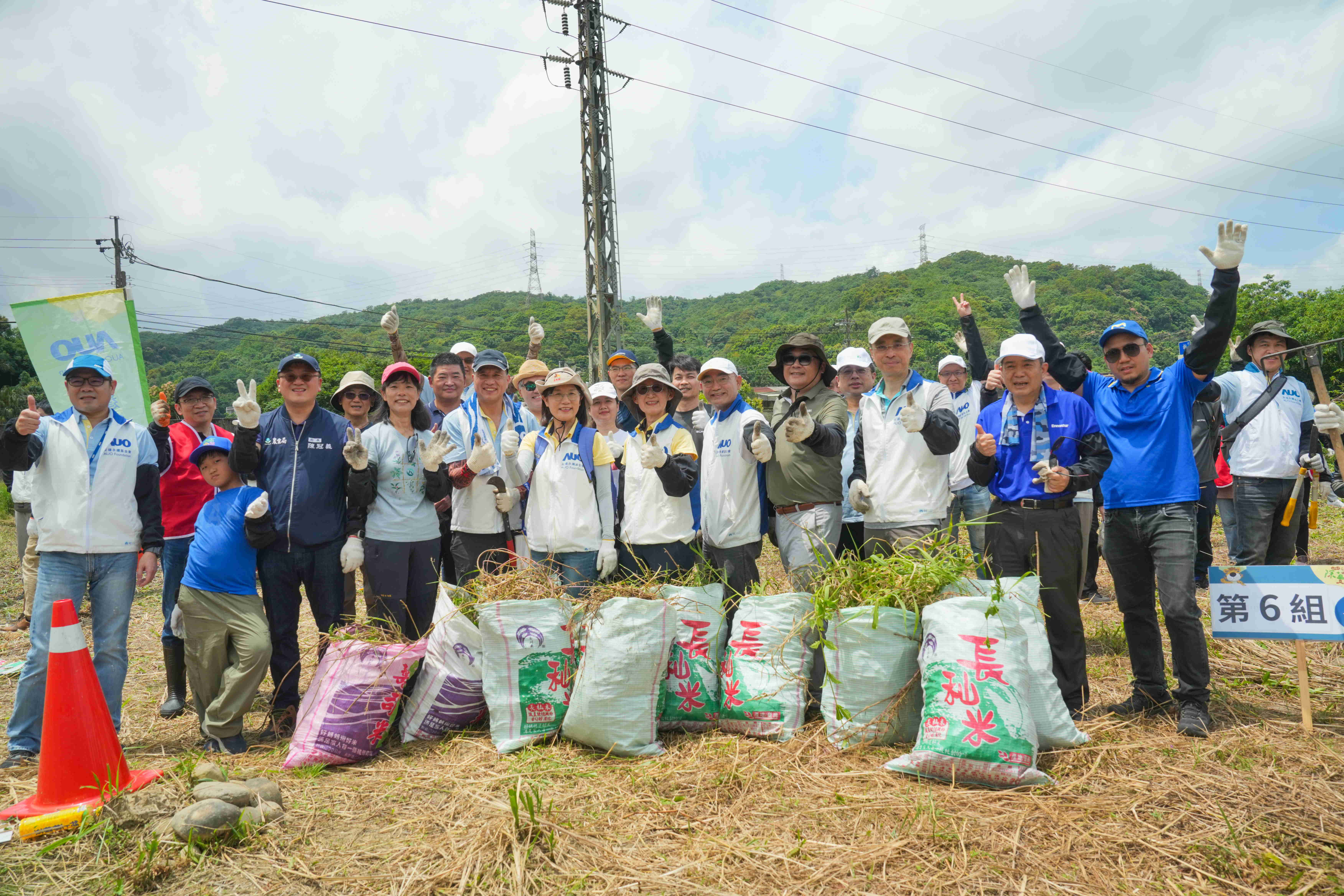 友達永續基金會今（17）日在桃園龍潭廠區舉辦「手護台灣綠色堡壘　Green Party除蔓生活節」，由友達光電暨友達永續基金會董事長彭双浪攜手政府、供應商等合作夥伴共同參與